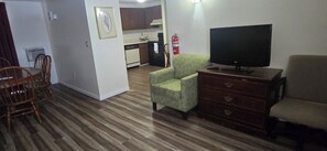 Suite, 1 cama de matrimonio grande, cocina | Tabla de planchar con plancha, wifi gratis, ropa de cama