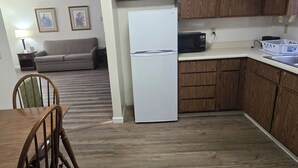 套房, 1 張特大雙人床, 廚房 | 熨斗/熨衣板、免費無線上網、床單