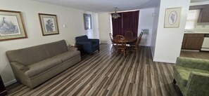 Tabla de planchar con plancha, wifi gratis y ropa de cama