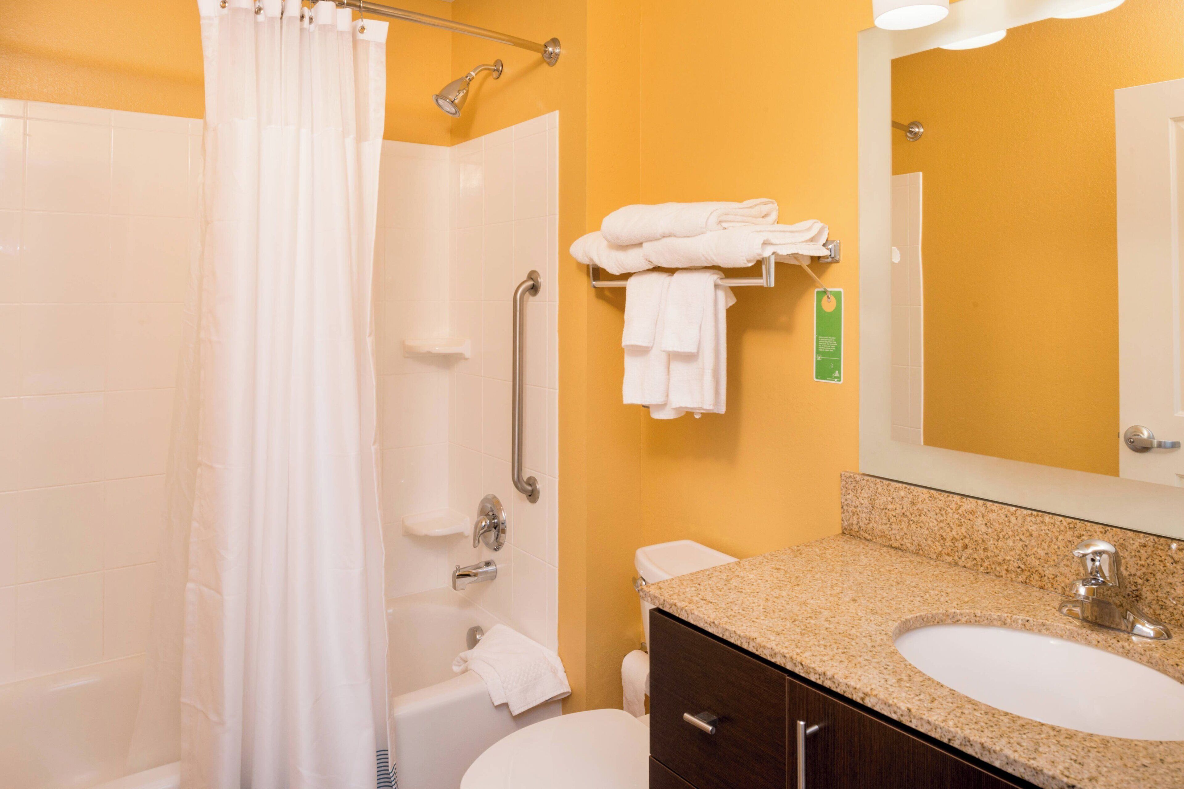 studio, 1 king bed | bathroom | combined shower/bathtub, hair dryer, towels