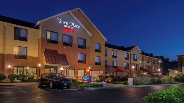 Hotel TownePlace Suites by Marriott com estacionamento, um carro e área de estar ao ar livre.
