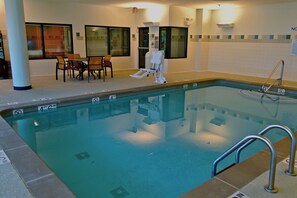 Indoor pool - Courtyard by Marriott Clarksville (Clarksville)