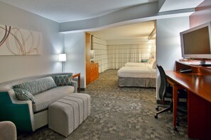 Premium bedding, pillow-top beds, desk, iron/ironing board - Courtyard by Marriott Clarksville (Clarksville)