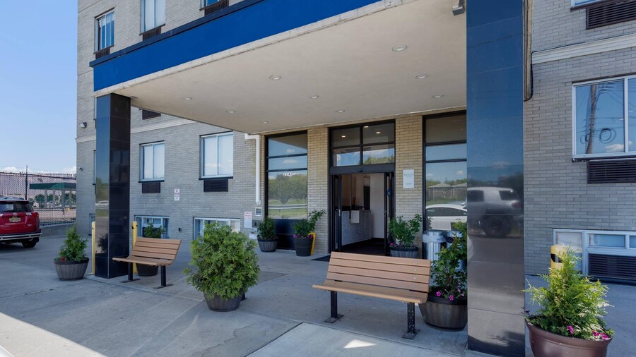 Avion Inn Near LGA Airport, an Ascend Collection Hotel