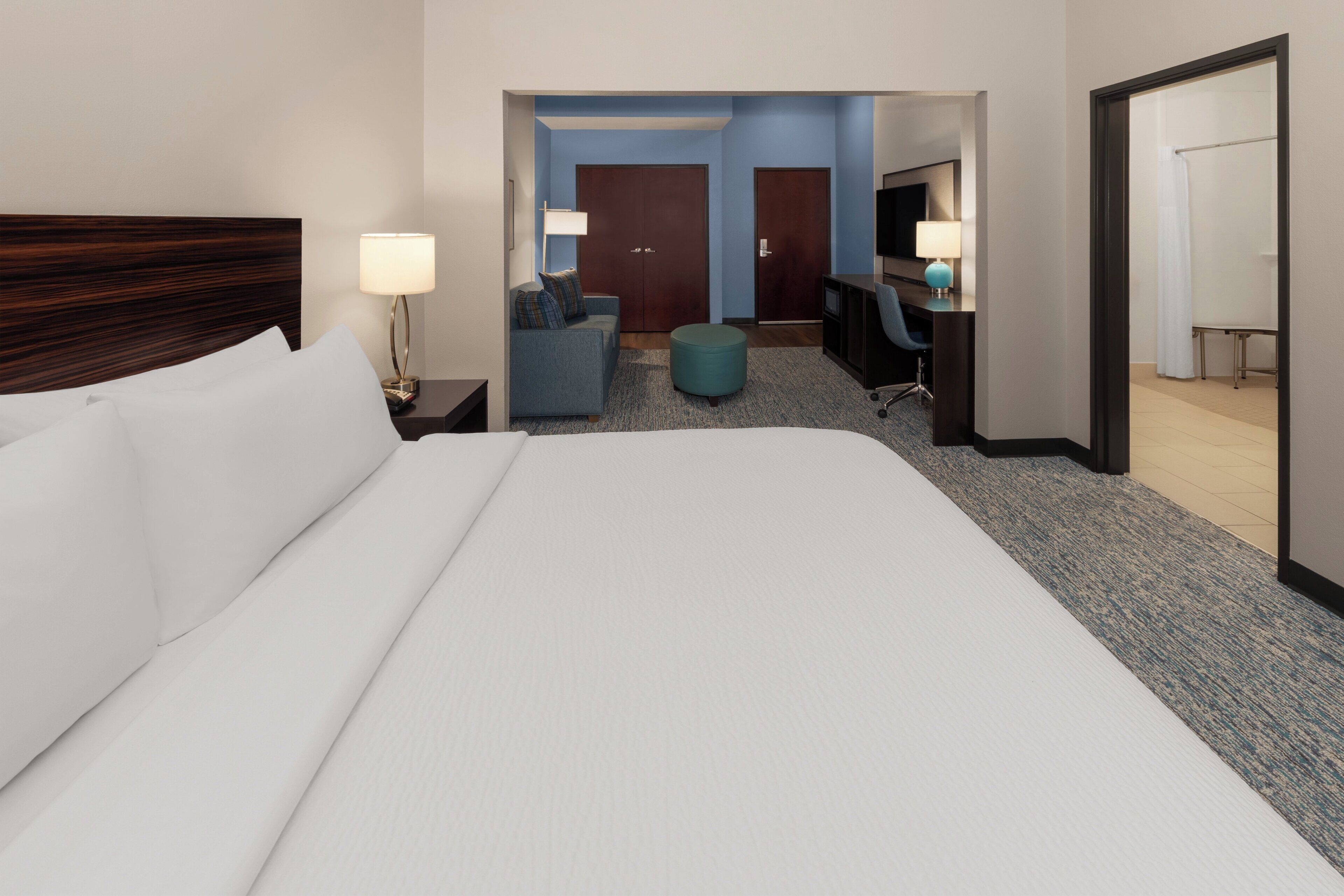 Ropa de cama de alta calidad, colchones con pillow-top y escritorio 
