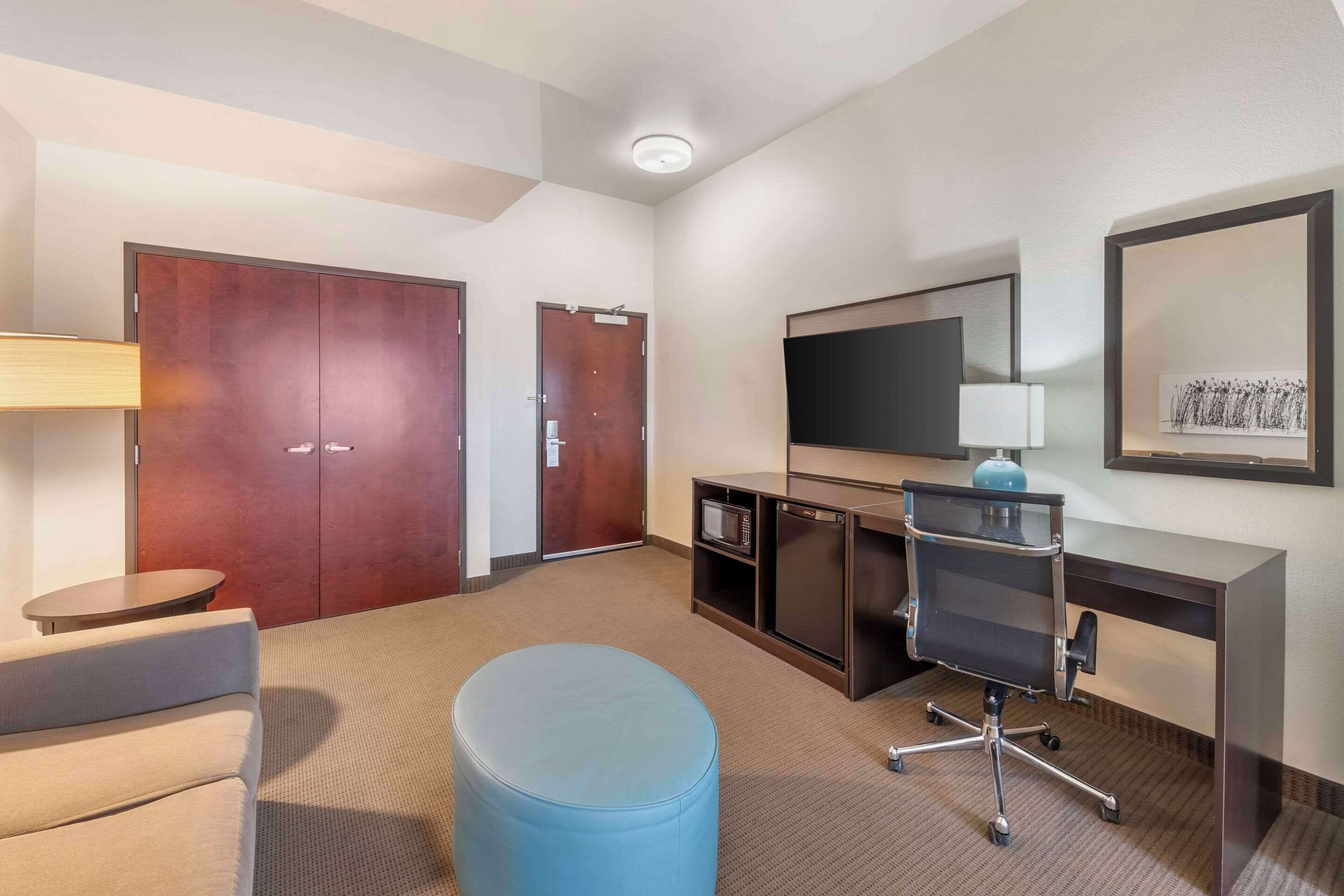 room, 1 king bed, accessible, non smoking | premium bedding, down duvets, pillow-top beds, in-room safe