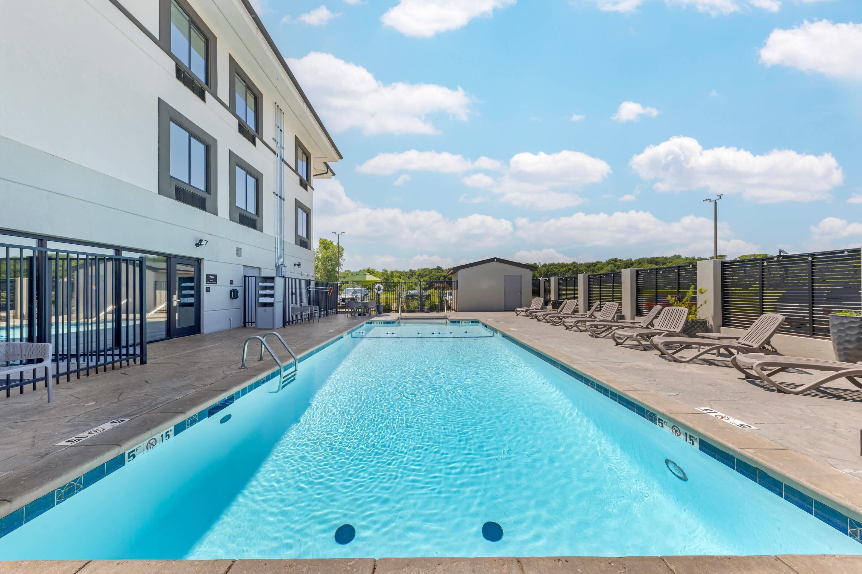 季節性室外游泳池，開放時間為 09:30 至 21:30，提供泳池遮陽傘和日光浴躺椅