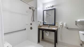 Habitación, 2 camas Queen size, con acceso para personas discapacitadas, para no fumadores | Baño | Regadera con hidromasaje y amenidades de baño de diseñador