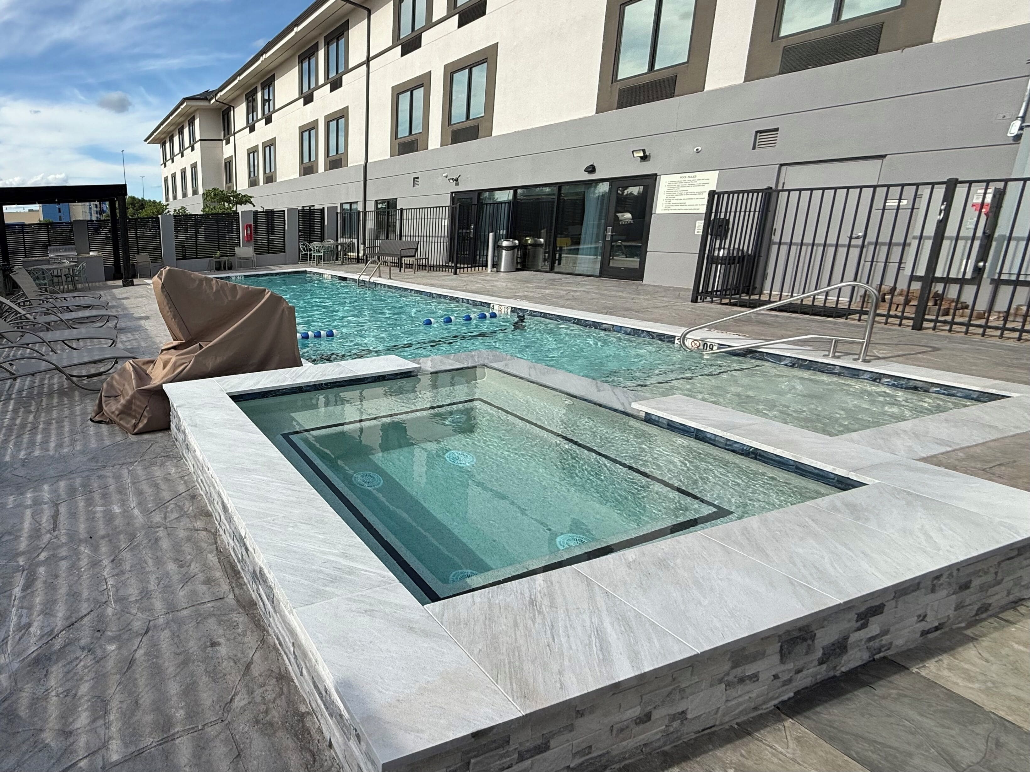 Una piscina al aire libre de temporada (de 09:30 a 22:00), sombrillas