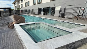 Una piscina al aire libre de temporada (de 09:30 a 22:00), sombrillas