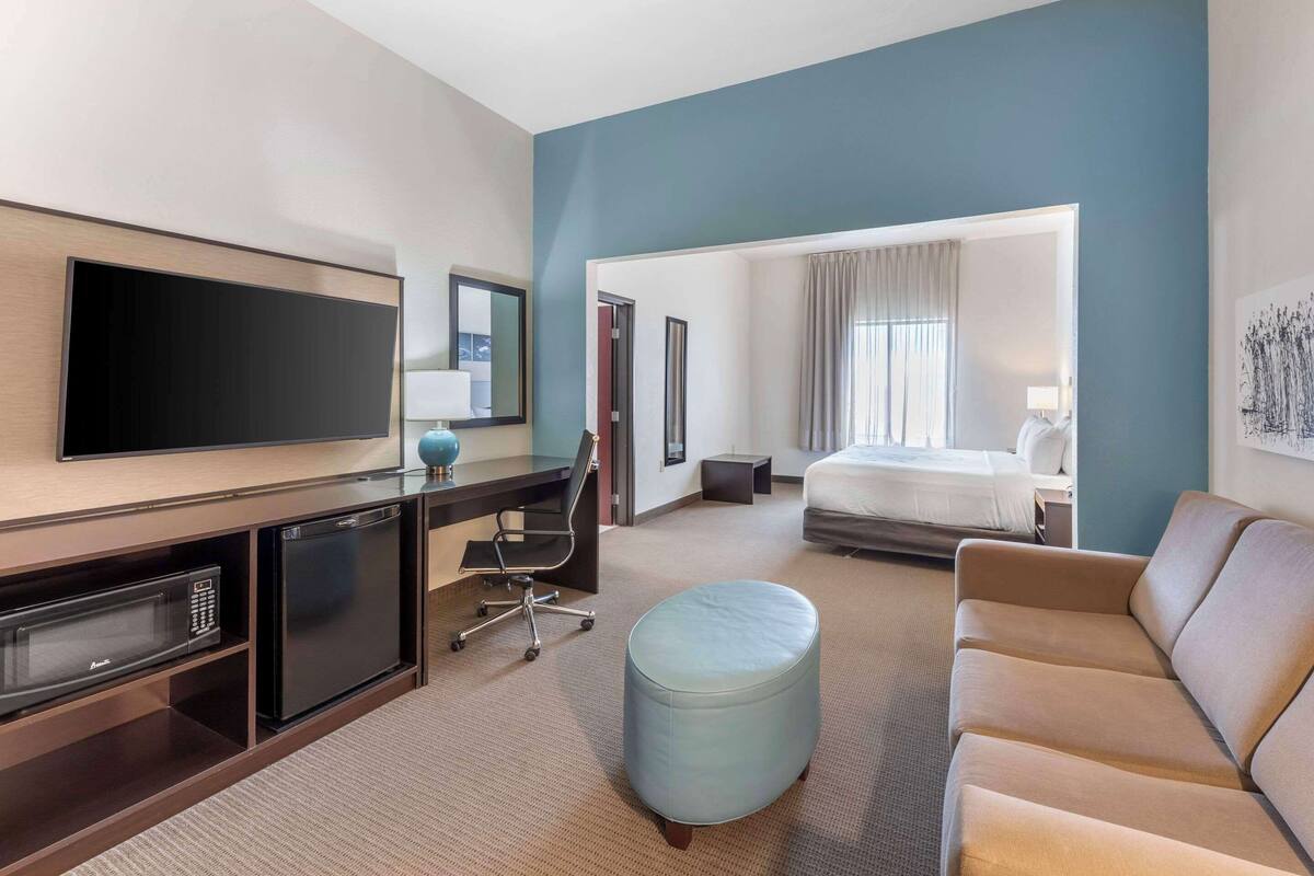 room, 1 king bed, accessible, non smoking | premium bedding, down duvets, pillow-top beds, in-room safe