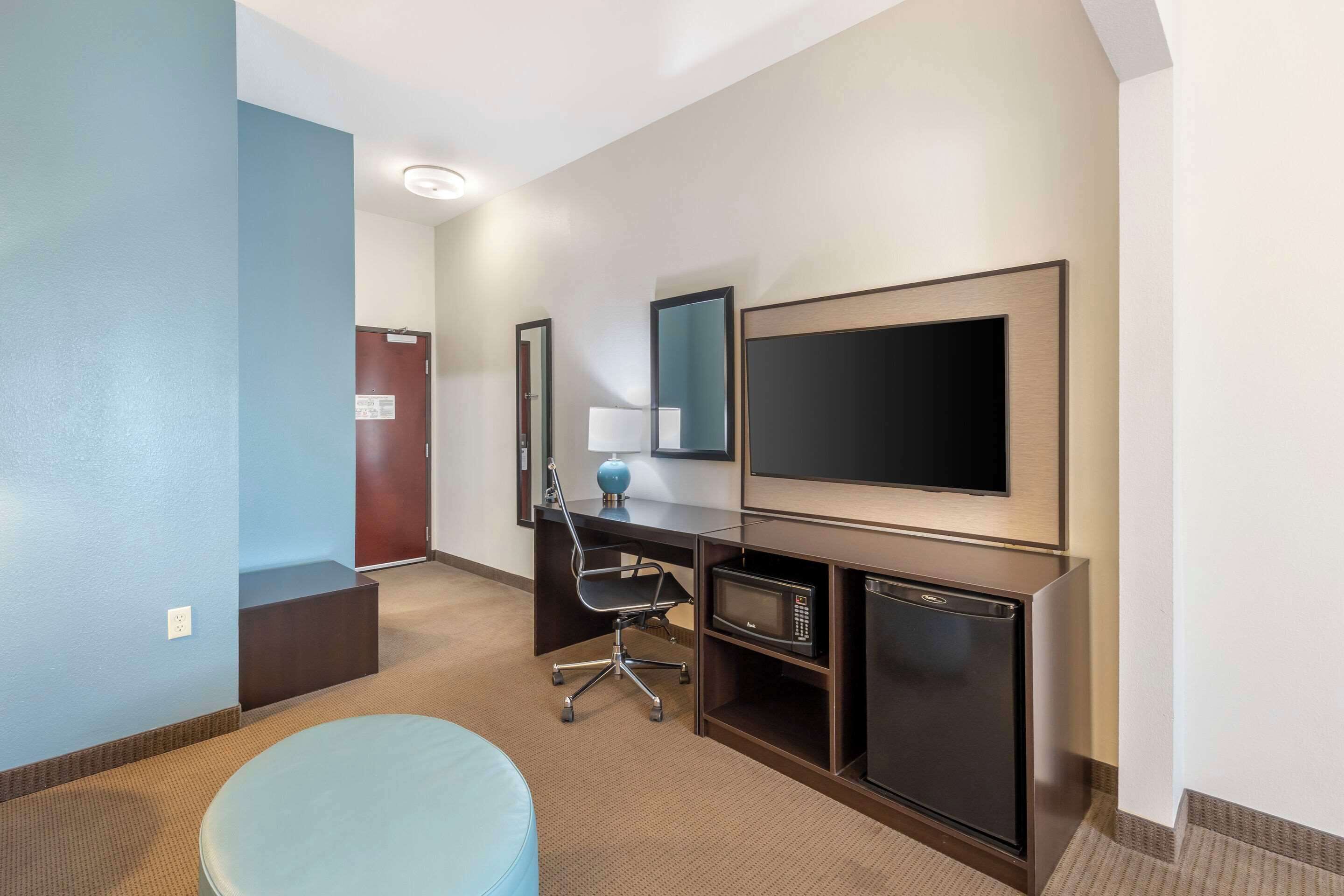 suite, non smoking | premium bedding, down duvets, pillow-top beds, in-room safe