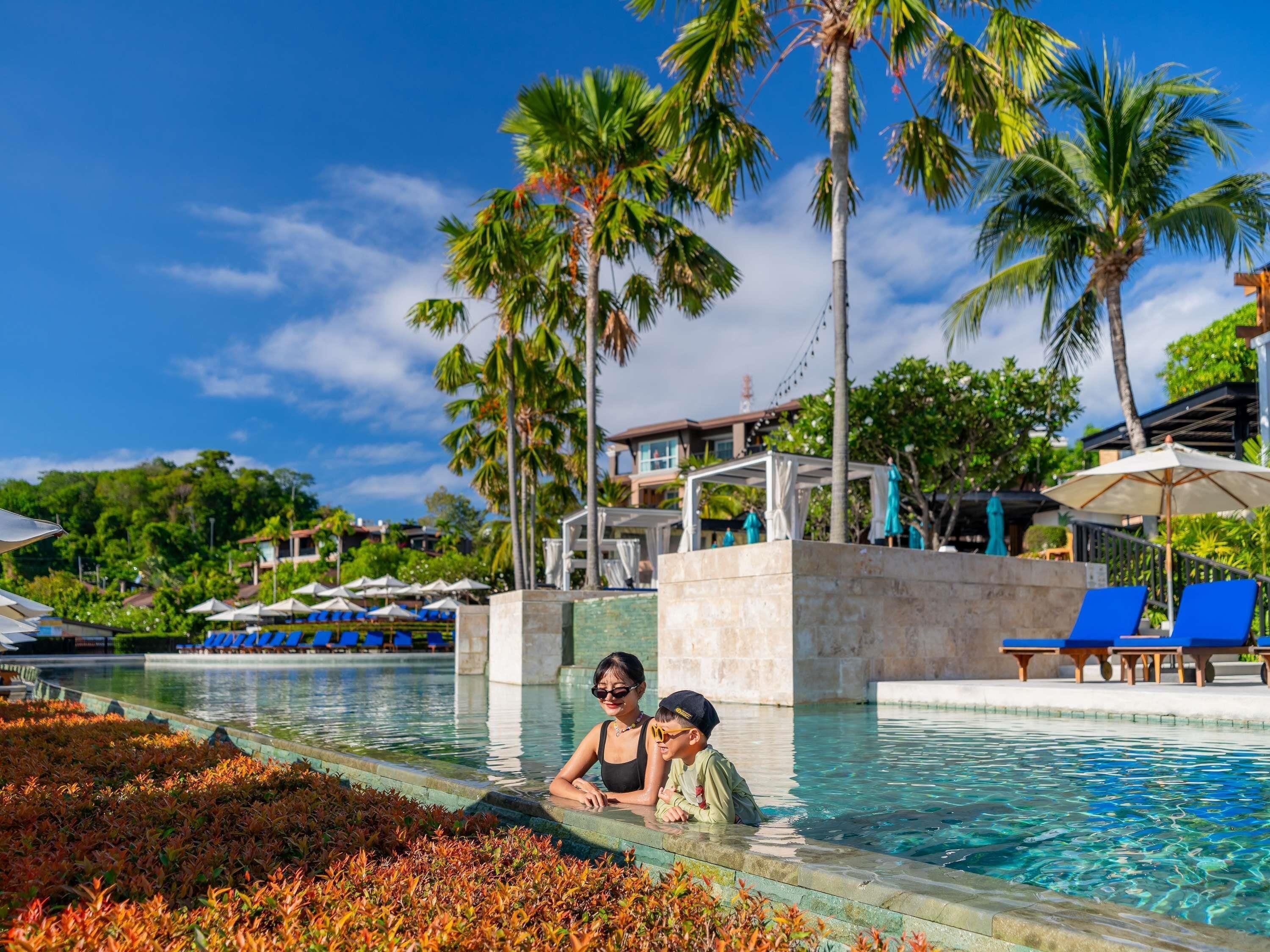 2 piscinas al aire libre, camas de piscina gratis, sombrillas