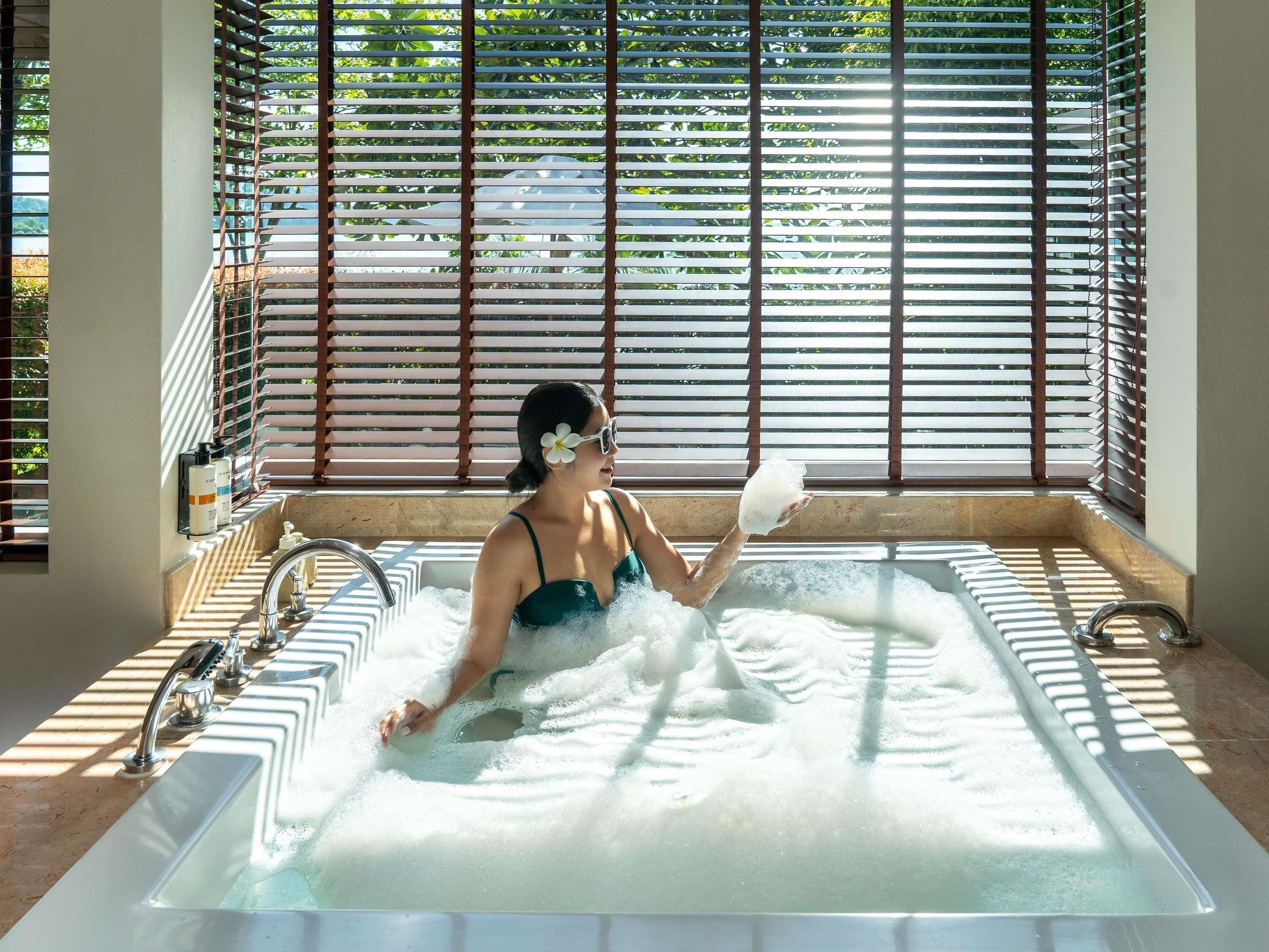 Phòng Suite Deluxe, 1 giường cỡ king, ban công (overlooking Andaman Sea) | 1 phòng ngủ, bộ đồ giường cao cấp, chăn bông 