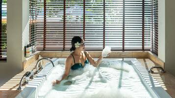 Phòng Suite Deluxe, 1 giường cỡ king, ban công (overlooking Andaman Sea) | 1 phòng ngủ, bộ đồ giường cao cấp, chăn bông