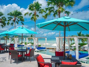 2 barer/lounger, bar i poolen, bar vid poolen och strandbar