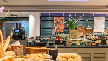 Desayuno buffet diario (THB 883 por persona)