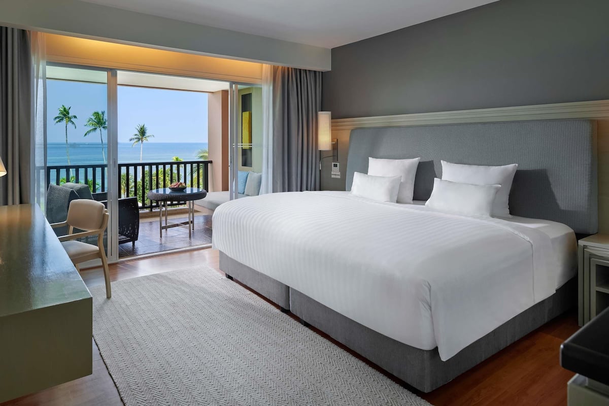 Deluxe kamer, 1 kingsize bed, uitzicht op zee | 1 slaapkamer, luxe beddengoed, donsdekens
