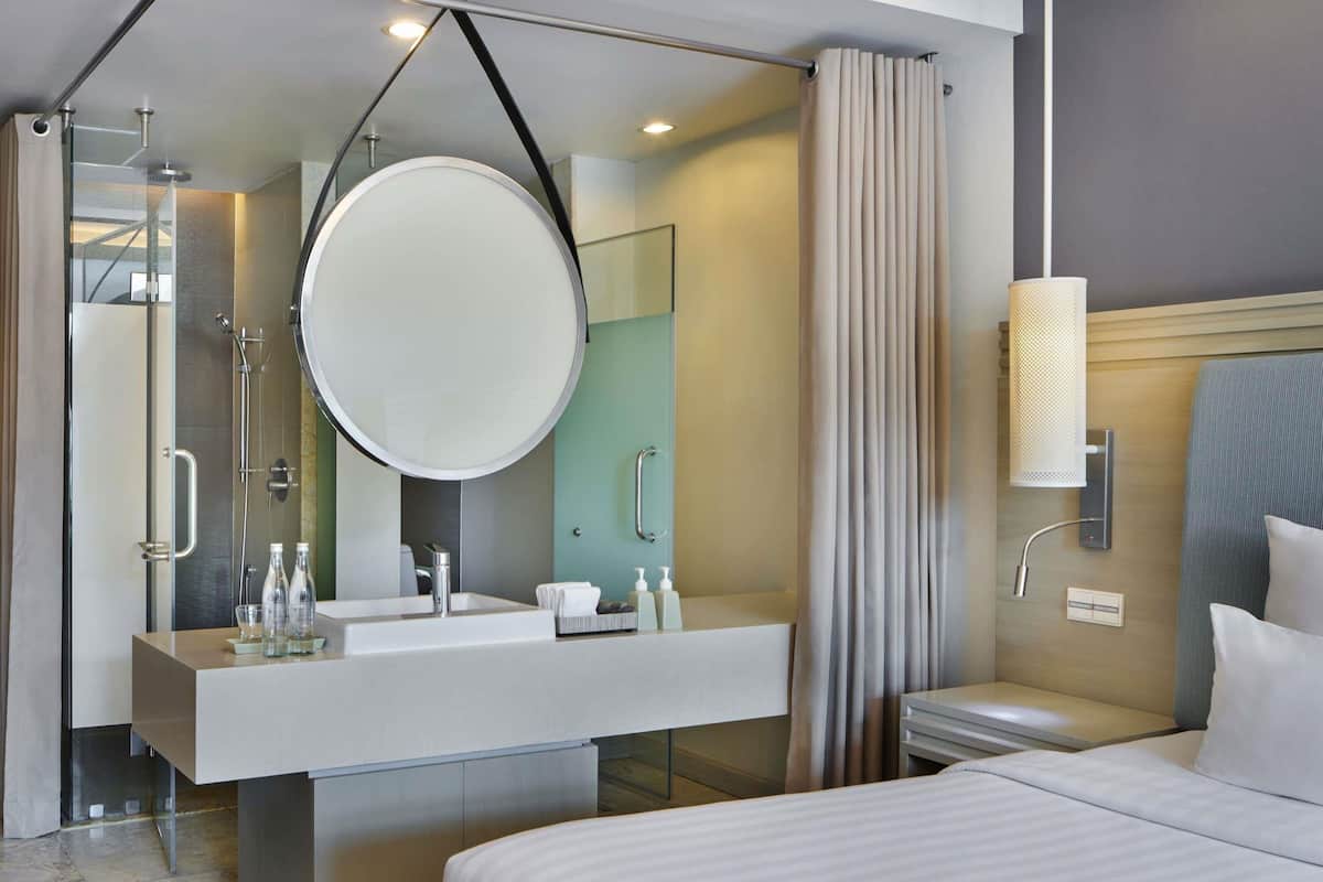 Deluxe Room, 1 King Bed with Sofa bed, Balcony (Family)