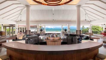 2 bars/lounges, een swim-up bar, een poolbar, een strandbar