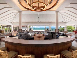 2 bares, bar en la piscina, bar junto a la piscina y bar en la playa