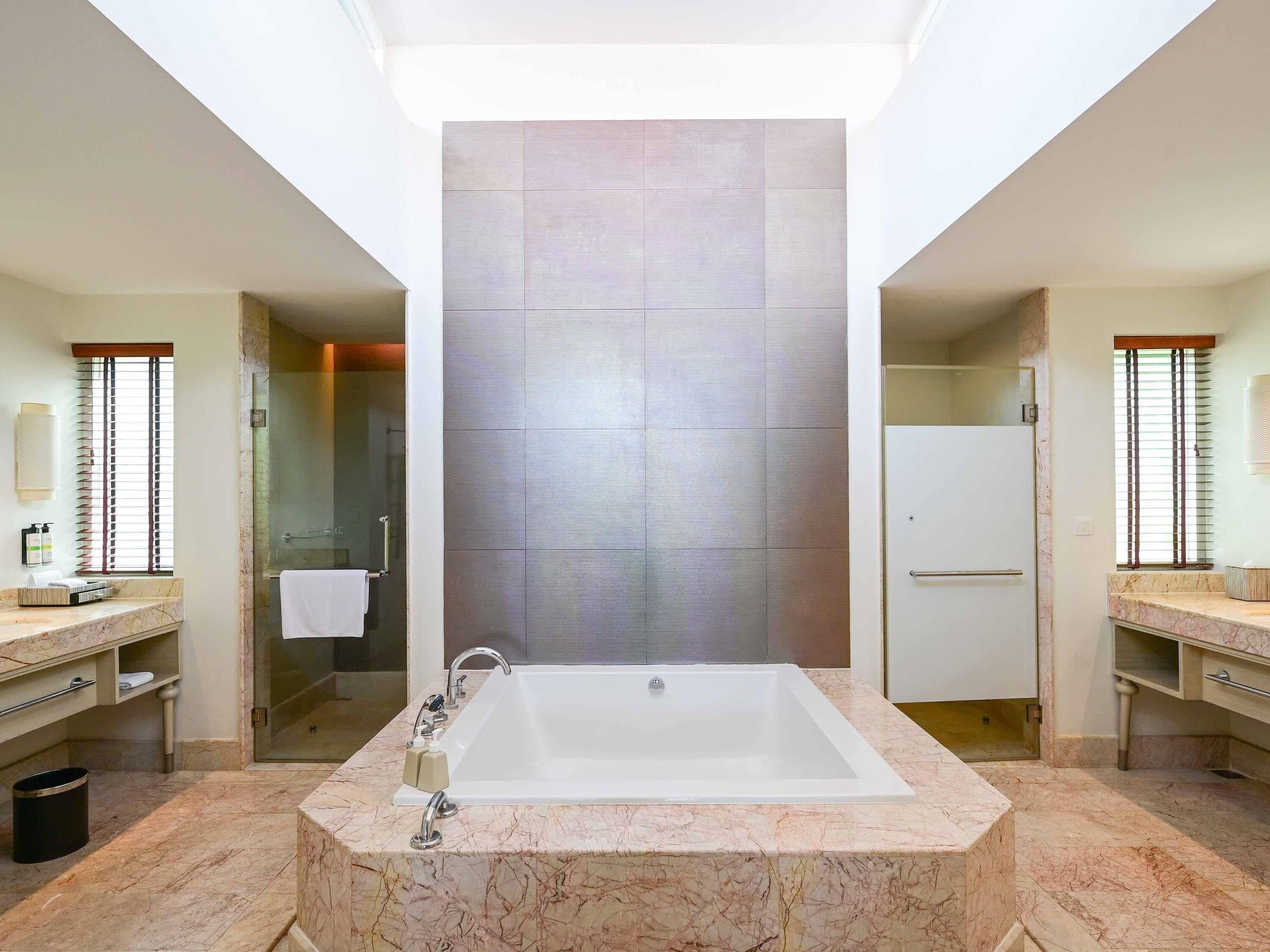 Villa, 1 cama de matrimonio grande, frente a la playa | Baño | Bañera y ducha independientes y bañera profunda