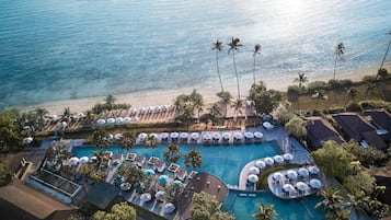 2 piscinas al aire libre, camas de piscina gratis, sombrillas