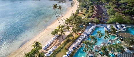 2 piscines extérieures, cabanons gratuits, parasols de plage