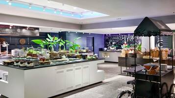 Desayuno buffet diario (THB 883 por persona)