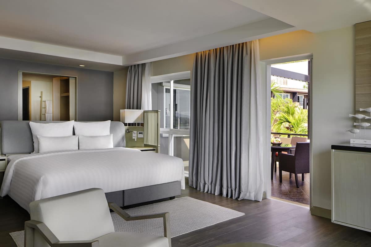 Suite Deluxe, 1 trÚs grand lit, balcon (overlooking Andaman Sea) | 1 chambre, literie de qualité supérieure, couette en duvet d'oie