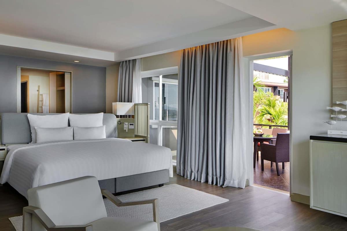 Suite Deluxe, 1 cama King size, balcón (overlooking Andaman Sea) | 1 habitación, ropa de cama de alta calidad y edredón