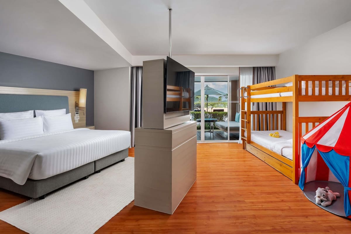 Familie suite, 1 slaapkamer, balkon, uitzicht op tuin | 1 slaapkamer, luxe beddengoed, donsdekens