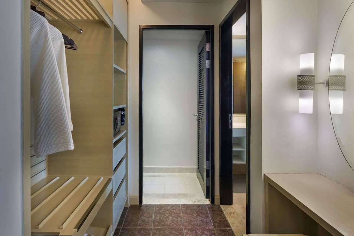 1 bedroom, premium bedding, down comforters, memory foam beds