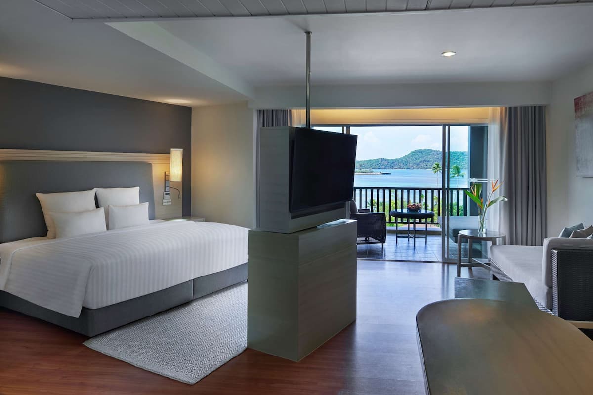 Junior Suite, 1 Bedroom, Sea View | 1 bilik tidur, peralatan tempat tidur premium, gebar bulu kapas