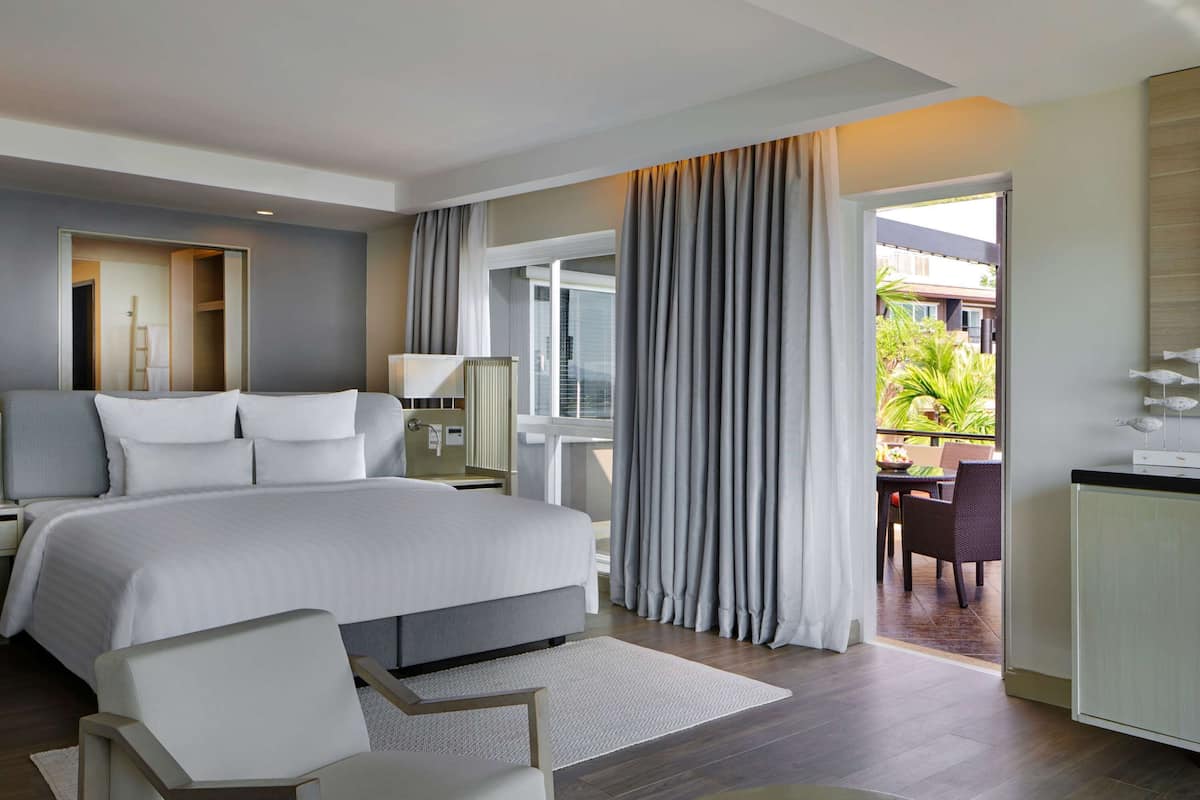 Deluxe Suite, 1 Katil Raja (King), Balcony (overlooking Andaman Sea) | 1 bilik tidur, peralatan tempat tidur premium, gebar bulu kapas