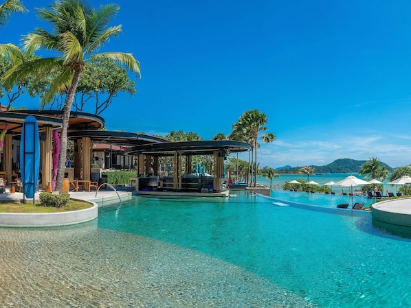 2 bars/lounges, swim-up bar, poolside bar, beach bar - Pullman Phuket Panwa Beach Resort (Wichit)