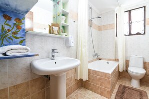 A bathroom with a sink, shower, and toilet. - Villas Therianos (Zakynthos)
