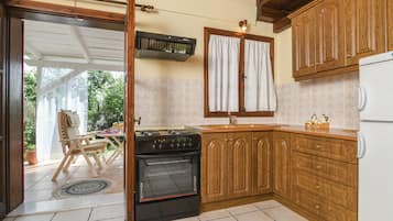 Traditional Villa (Fos) | Dapur peribadi | Peti sejuk/penyejuk beku saiz penuh, pembancuh kopi/teh, cerek elektrik