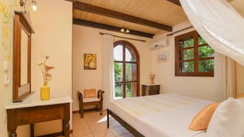 Traditional Villa (Fos) | Peti besi dalam bilik, seterika/papan seterika