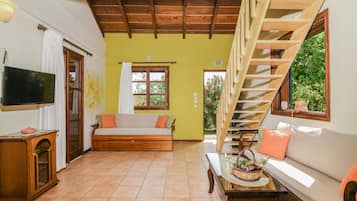 Tradisjonell villa (Zoi) | Oppholdsområde | TV og DVD-spiller