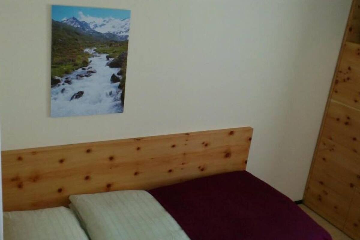 Single Room | In-room safe, desk, iron/ironing board (on request), WiFi (free)