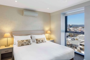 2 habitaciones con vistas al cielo | Edredones de plumas, escritorio, tabla de planchar con plancha