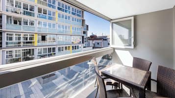 1 Bedroom Apartment | Down duvets, desk, iron/ironing board, cots/infant beds