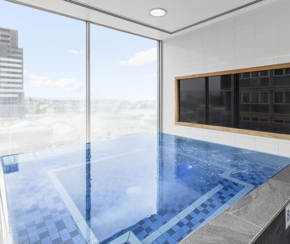 Indoor spa tub - iStay Precinct Adelaide (Adelaide)