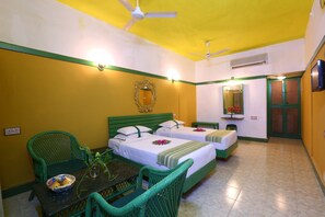 Een bureau, een strijkplank/strijkijzer, gratis wifi