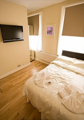 Tabla de planchar con plancha, wifi gratis y ropa de cama 