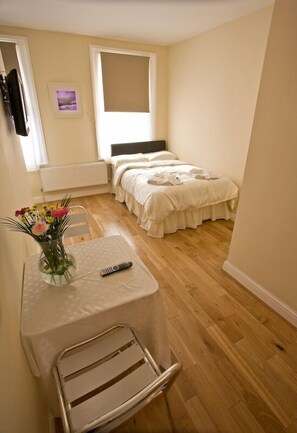 Bügeleisen/Bügelbrett, kostenloses WLAN, Bettwäsche