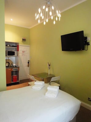 Standard Studio, 1 Double Bed | Iron/ironing board, free WiFi, bed sheets - Dylan Apartments Kensington (London)