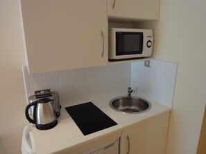 Standard Studio, 1 Single Bed | Private kitchenette | Fridge, microwave, electric kettle, cookware/dishes/utensils - Dylan Apartments Kensington (London)