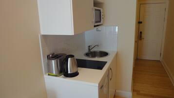 Standard Studio, 1 Single Bed | Private kitchenette | Fridge, microwave, electric kettle, cookware/dishes/utensils